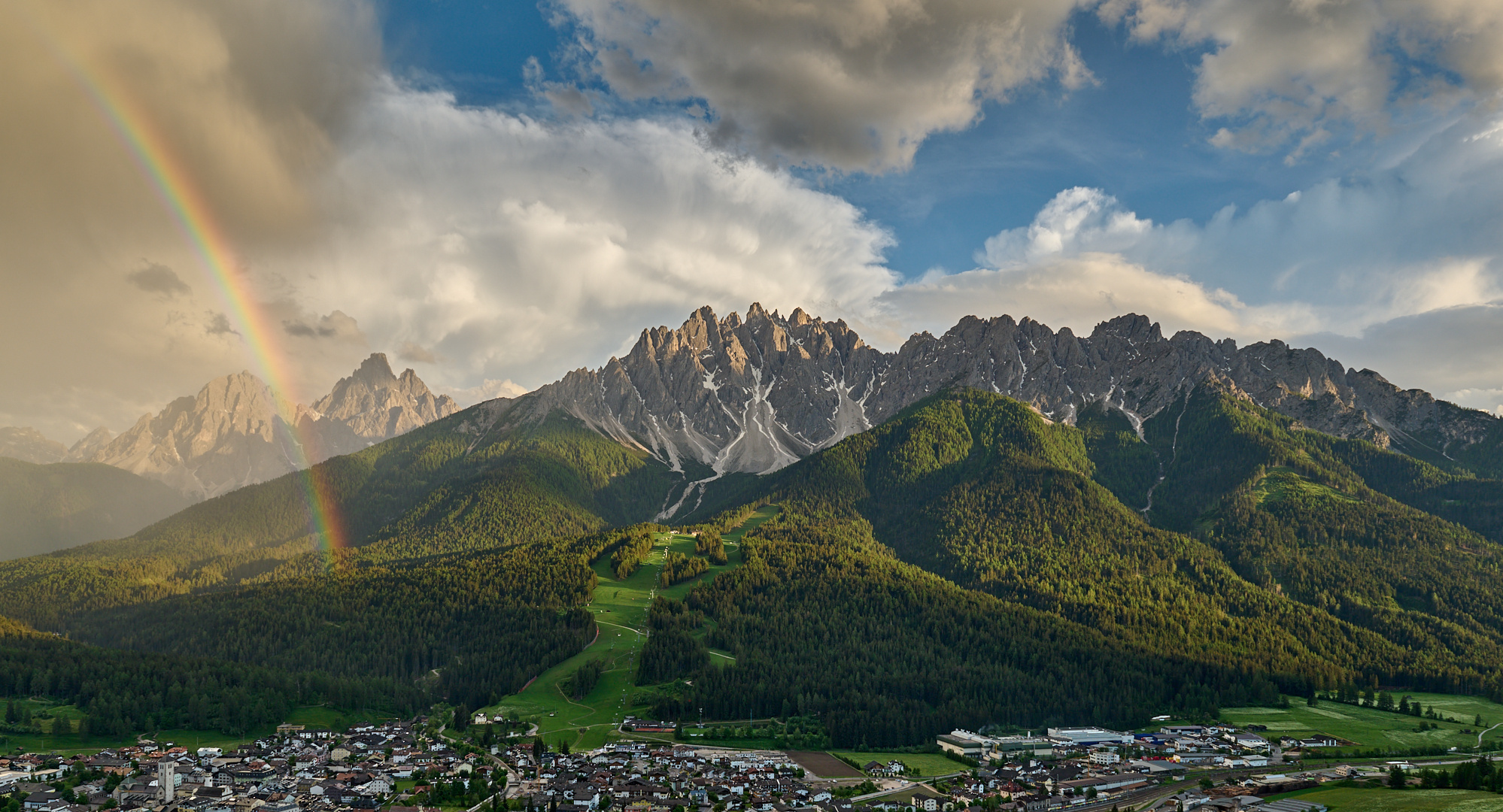 Durch einen Regenbogen blicken, durch die Wolken ins Blaue blicken, in die Landschaft blicken...