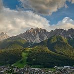 Durch einen Regenbogen blicken, durch die Wolken ins Blaue blicken, in die Landschaft blicken...