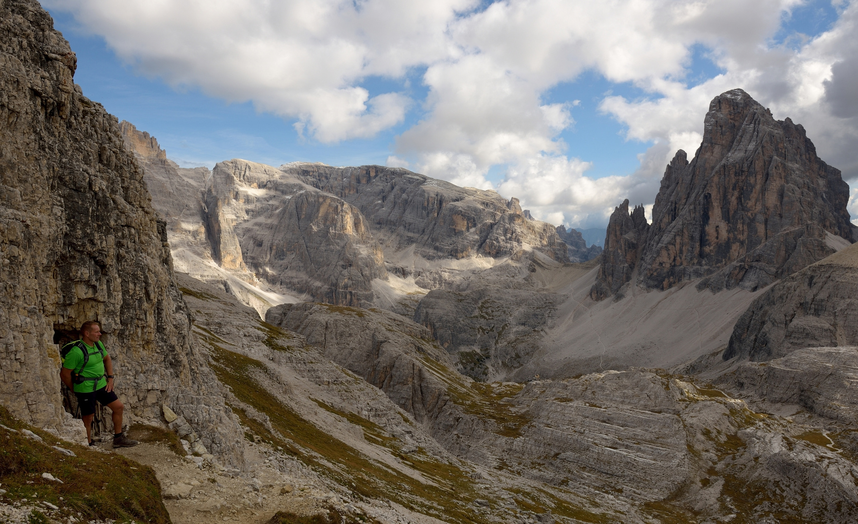 Durch einen Stollen aus dem Dolomitenkrieg 1915-17 (links im Bild)...