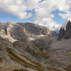 Durch einen Stollen aus dem Dolomitenkrieg 1915-17 (links im Bild)...