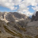 Durch einen Stollen aus dem Dolomitenkrieg 1915-17 (links im Bild)...