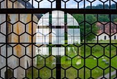 durch eines der fenster...