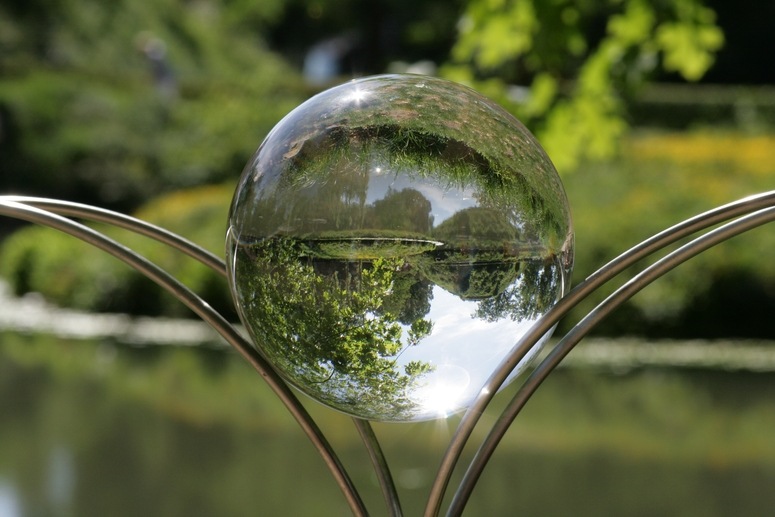 Durch Glas Geschaut Foto Bild Kunstfotografie Kultur Gemalde Skulpturen Skulpturen Im Freien Bilder Auf Fotocommunity