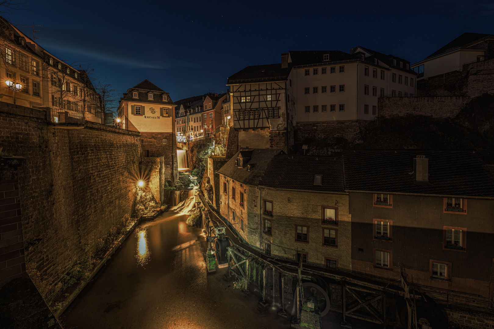 durch Saarburg fließt ein Wasserfall