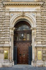 durch seinen schiefen winkel...