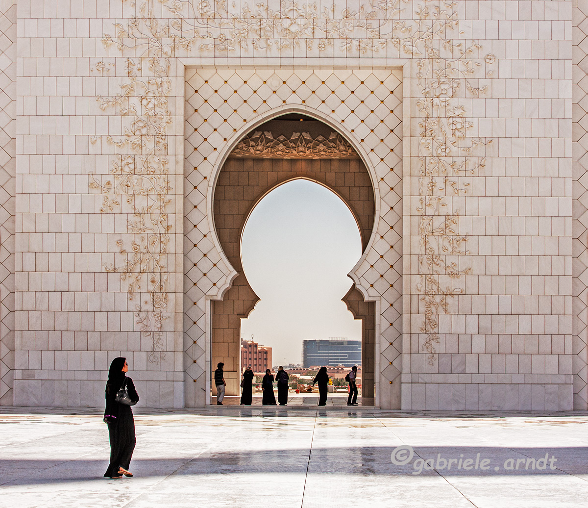 Durchblick. Al Zayed Moschee in Abu Dhabi.