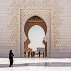 Durchblick. Al Zayed Moschee in Abu Dhabi.