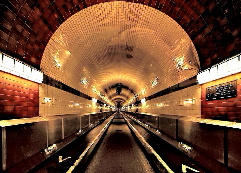 Durchblick - Alter Elbtunnel in Hamburg .....