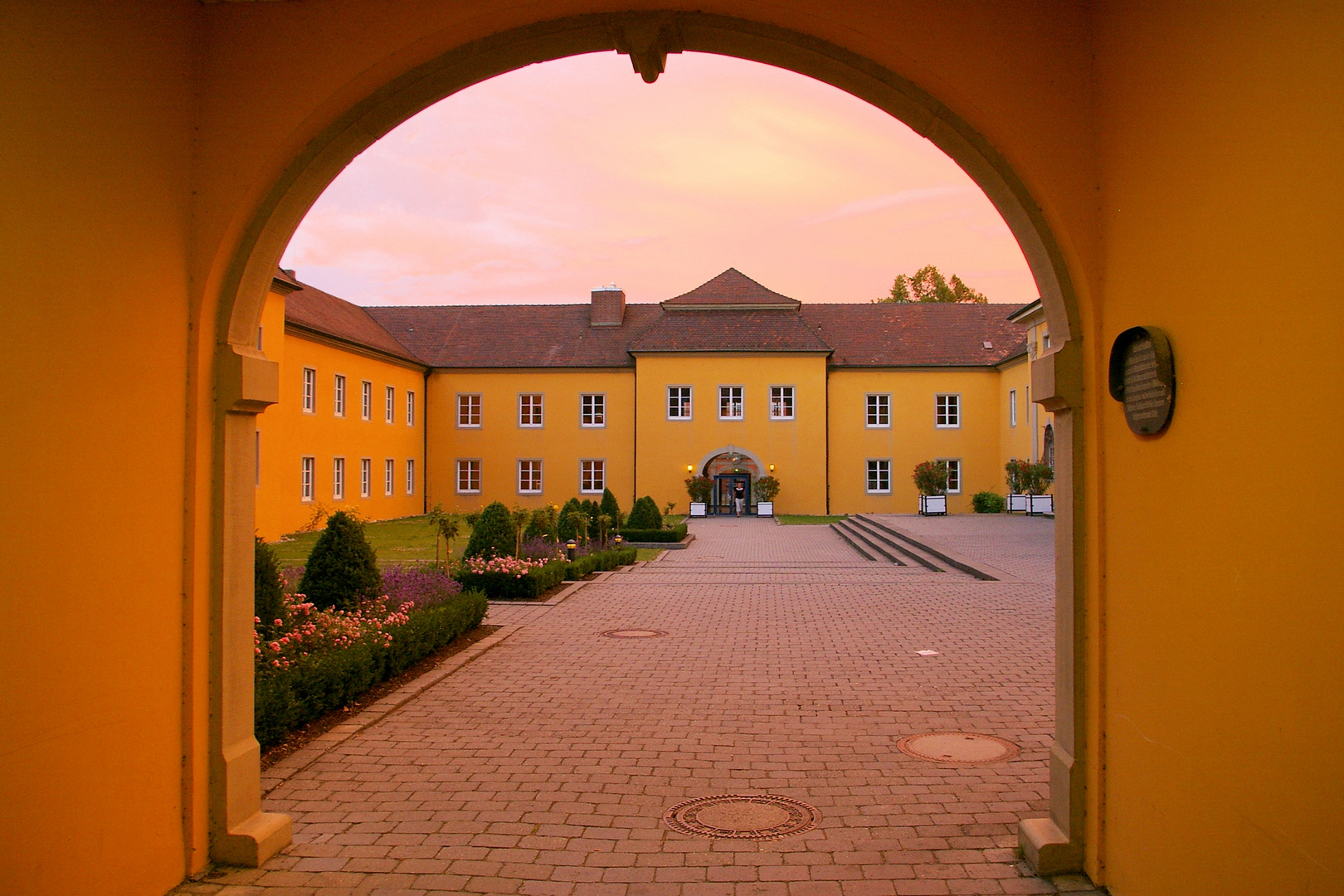 Durchblick am Abend im Staatsweingut Meersburg