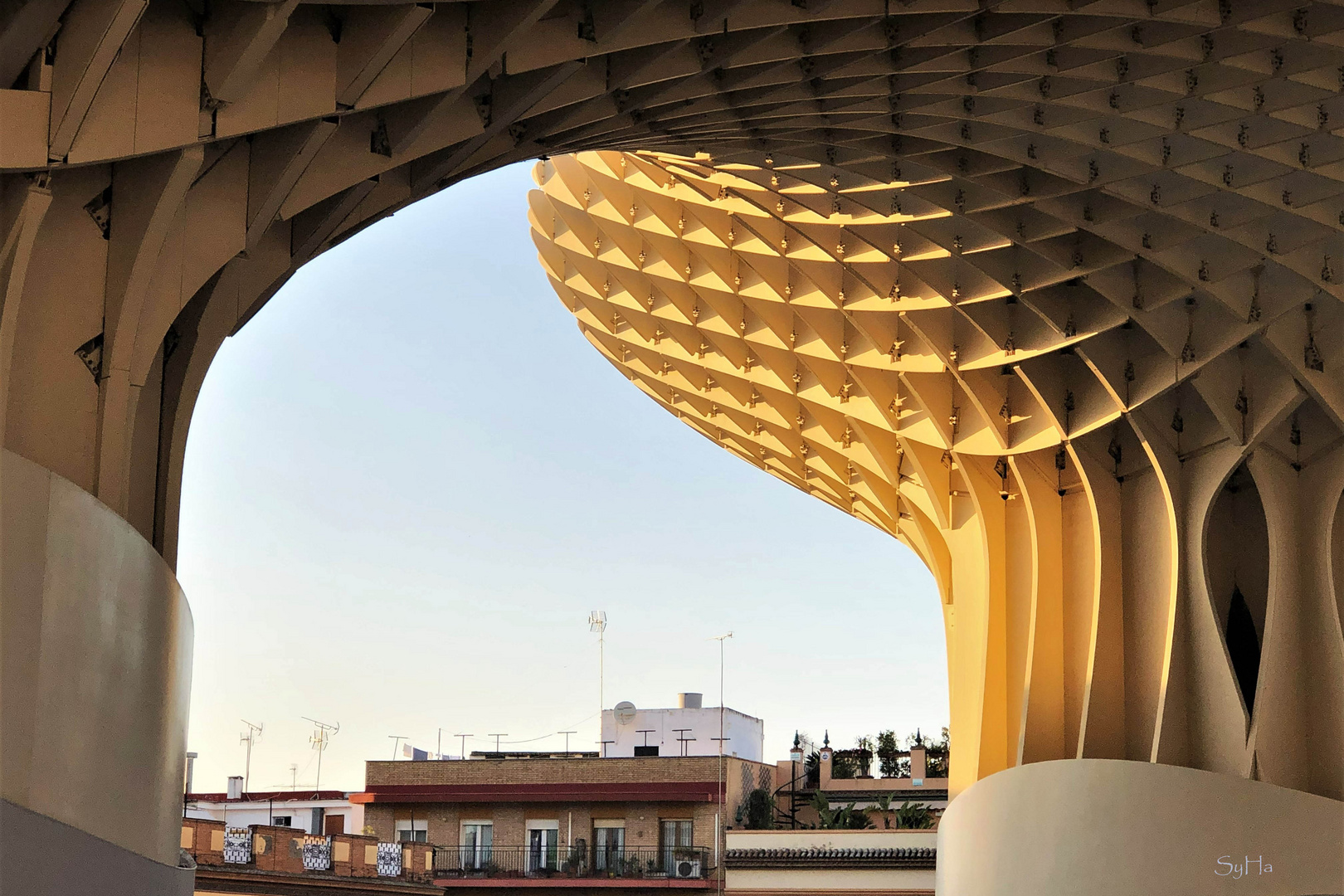 Durchblick am Abend in Sevilla