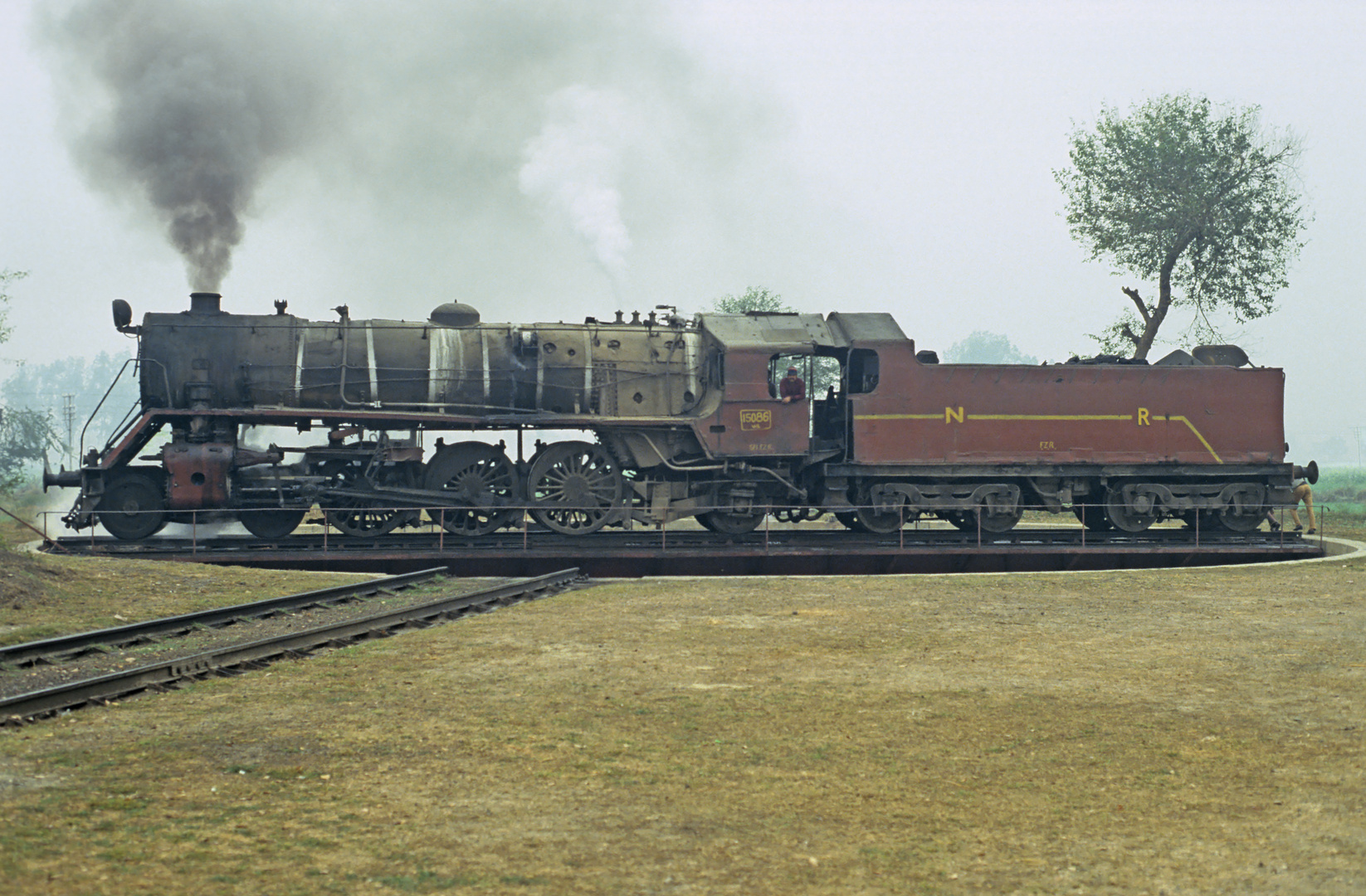 Durchblick am Donnerstag 004-Indien-WL15086 auf der Drehscheibe des Locosheds Jalandhar im Punjab