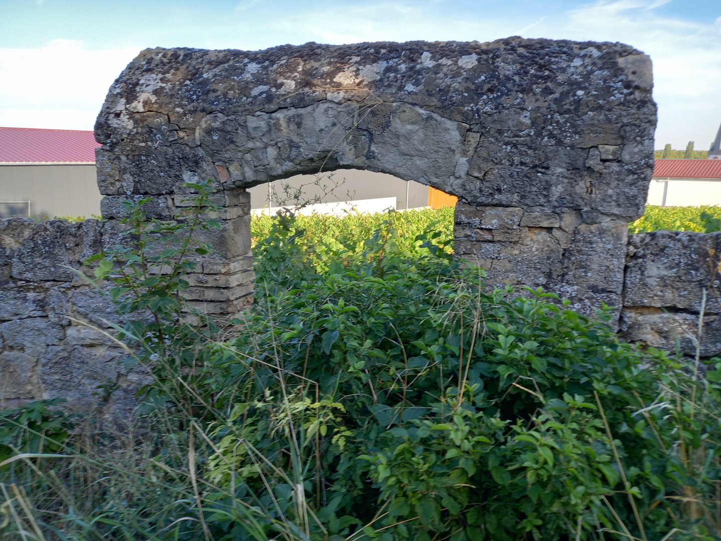 Durchblick am Dorfrand