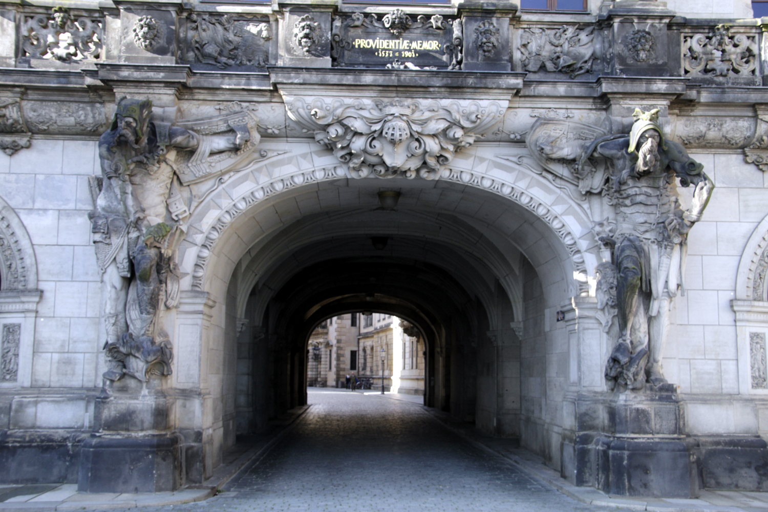 Durchblick am Dresdner Residenztor