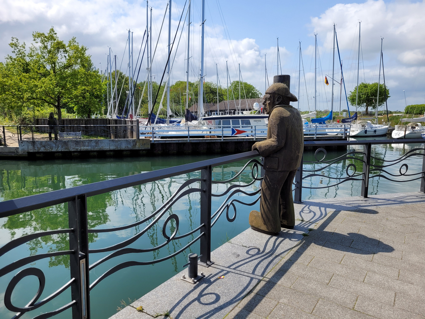 Durchblick am Hafen in Niendorf