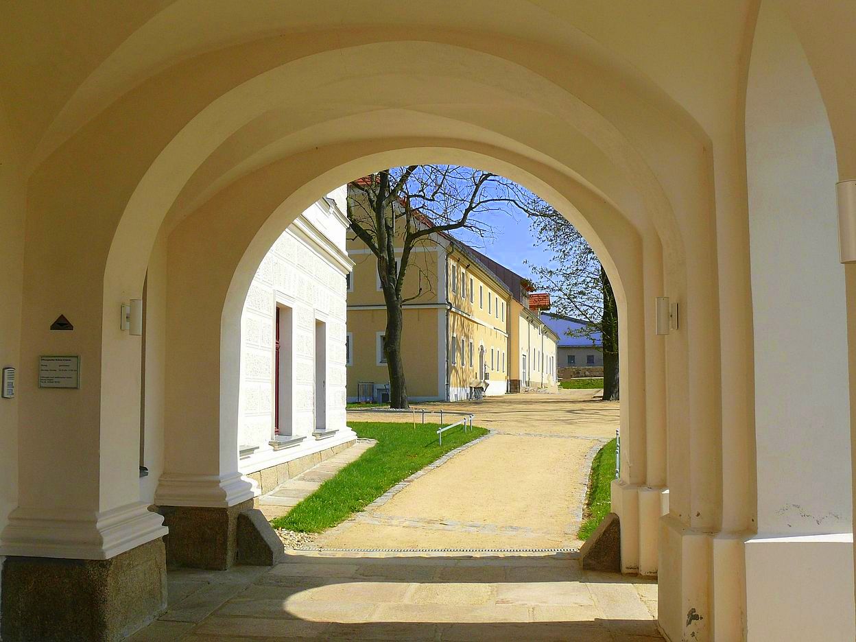 Durchblick am Schloss Krobnitz