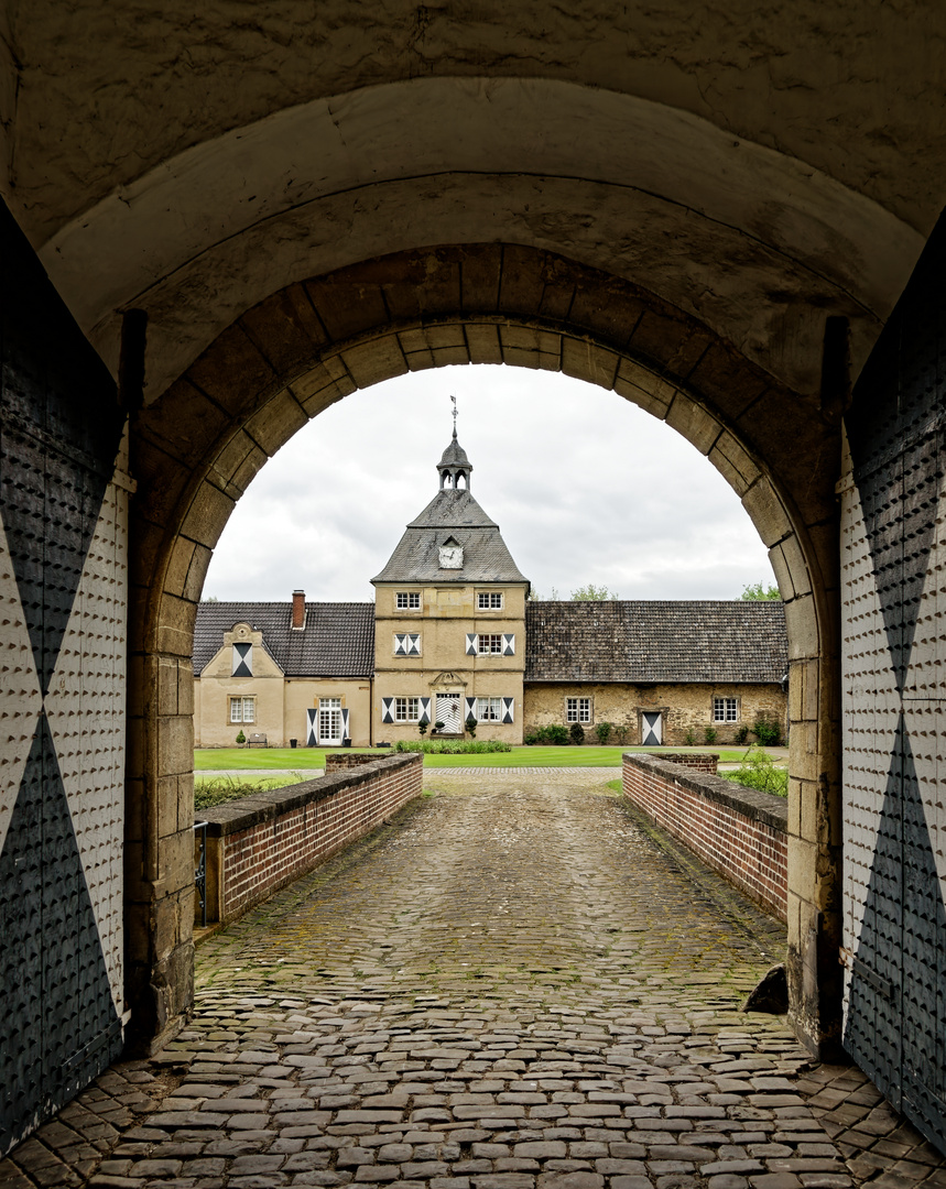 Durchblick am Schloß Westerwinkel