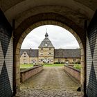 Durchblick am Schloß Westerwinkel