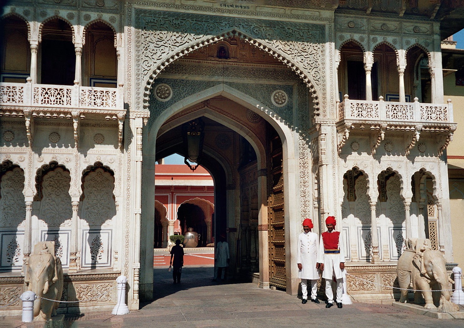 Durchblick am Stadtpalast in Jaipur