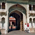 Durchblick am Stadtpalast in Jaipur