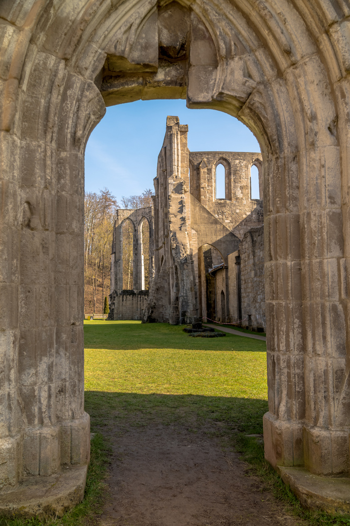 ***     durchblick an den ruinenkloster .........       ***