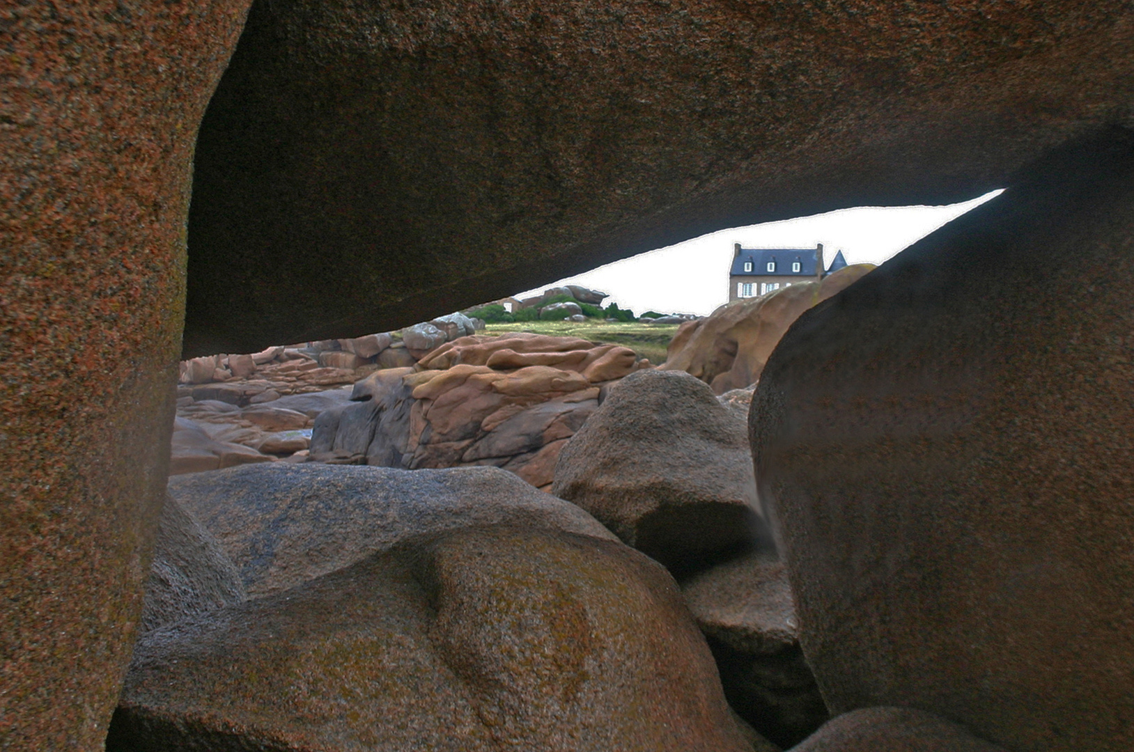 Durchblick an der Côte de Granit Rose (Bretagne)