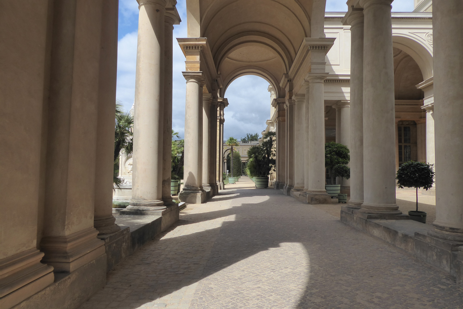 Durchblick an der Orangerie im Park Sanssouci