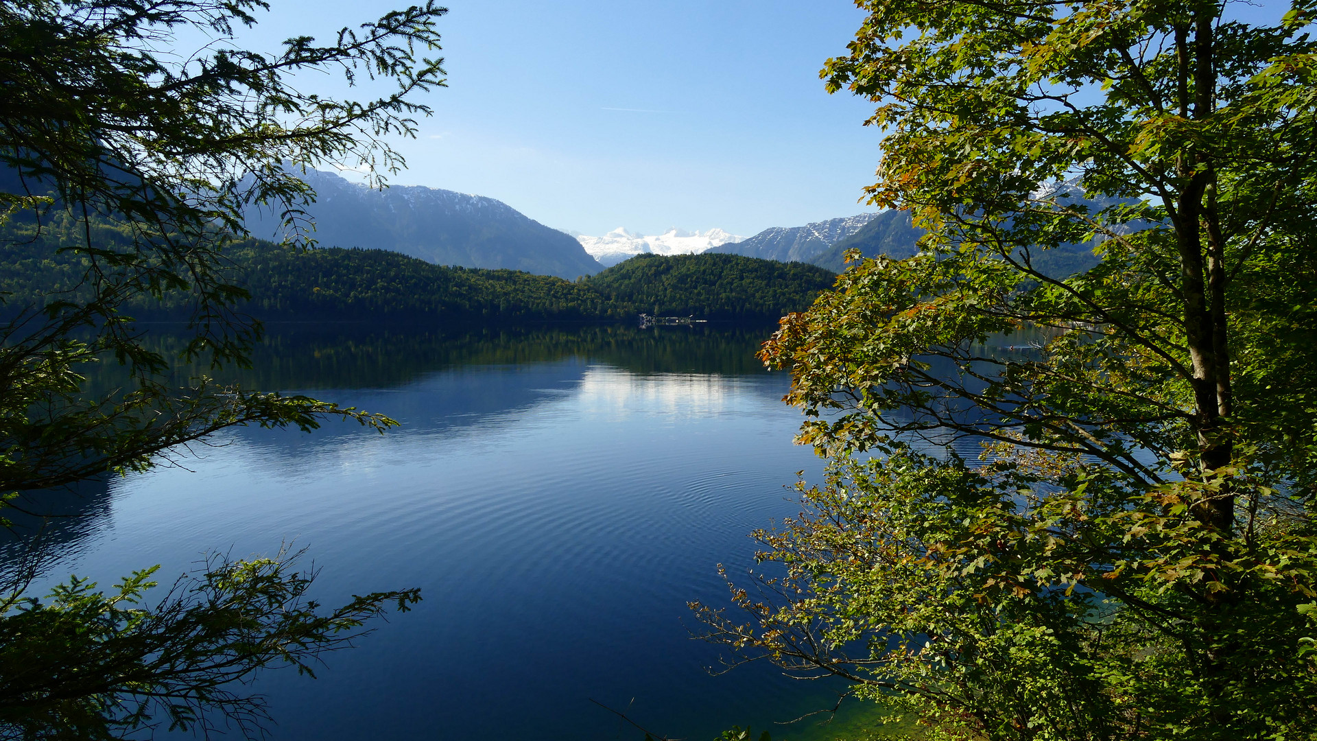 Durchblick auf Altausseer See, Dachstein und viele andere Berge