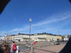 Durchblick auf Bauten am Hafen in Helsinki