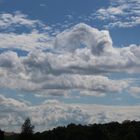 Durchblick auf blauen Himmel