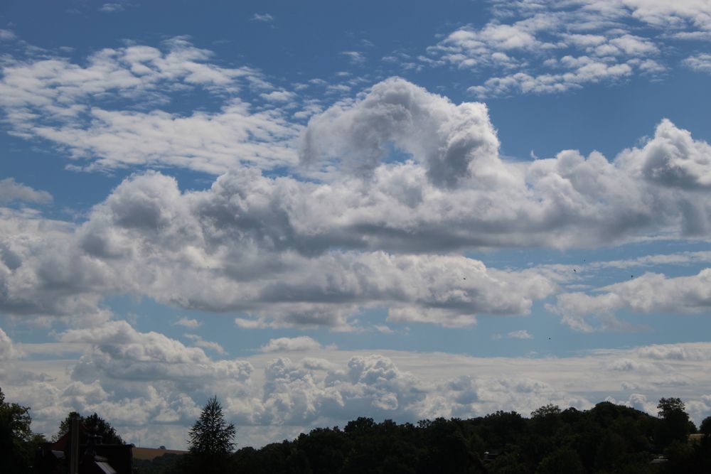 Durchblick auf blauen Himmel