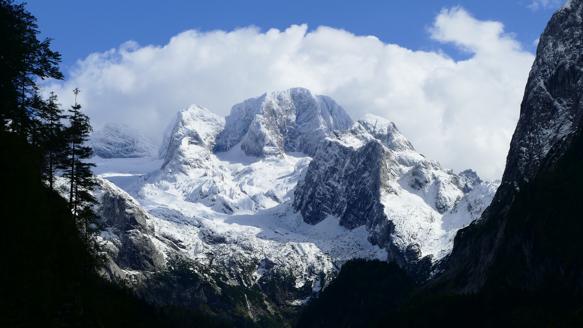 Durchblick auf das Dachsteinmassiv