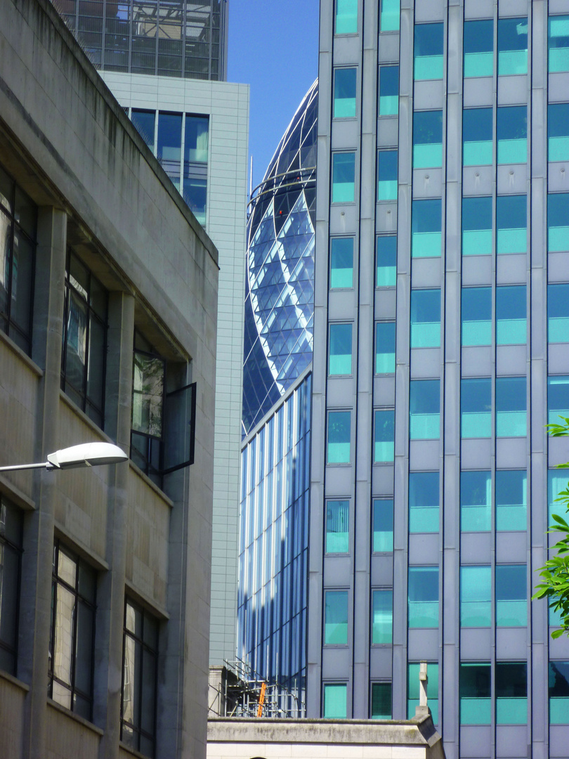 Durchblick auf das " Gherkin" Gebäude.