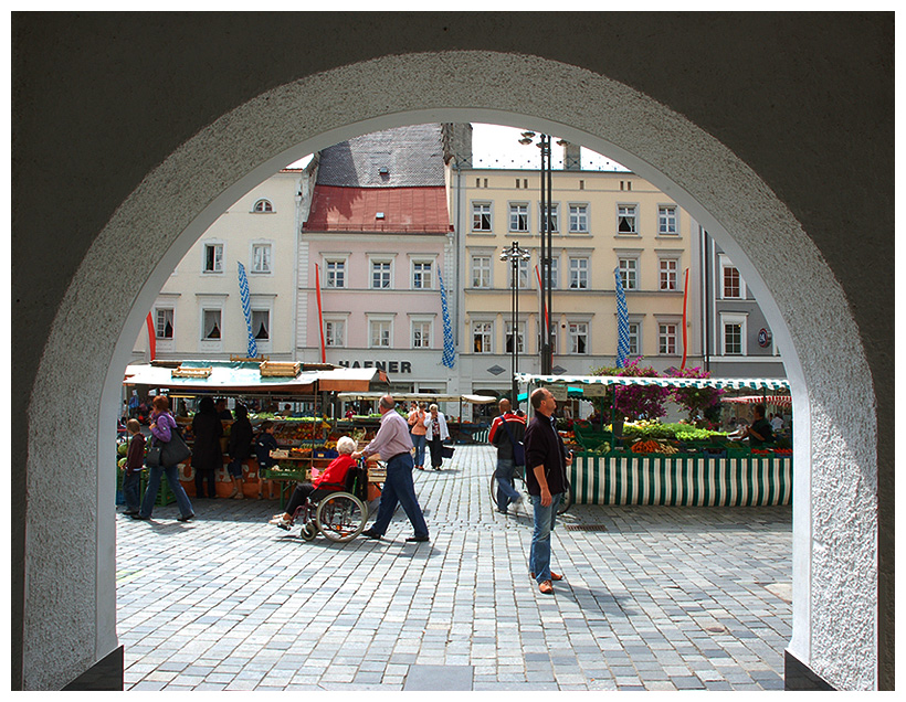 Durchblick auf das Markttreiben....