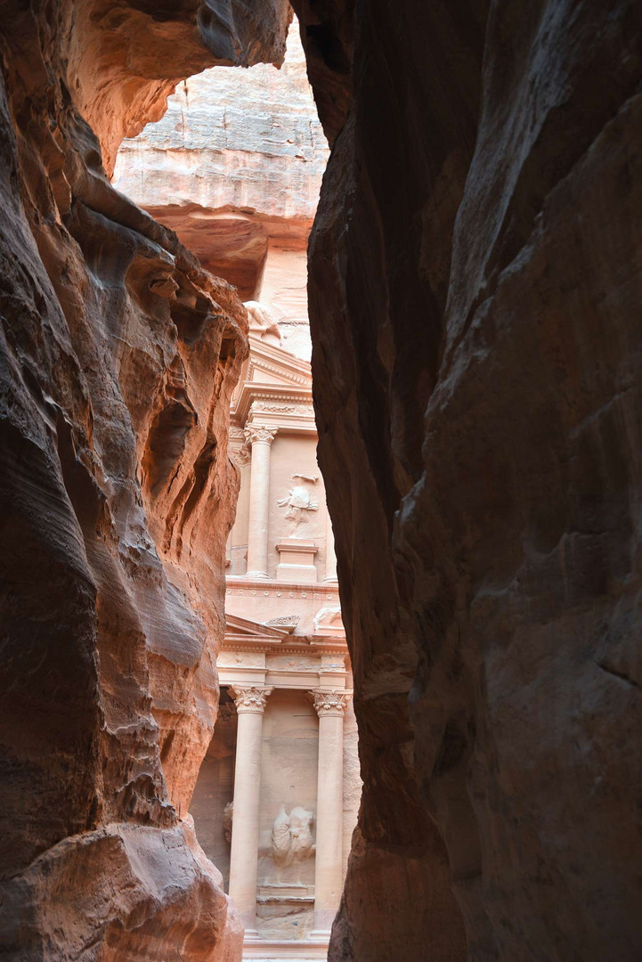 Durchblick auf das Schatzhaus in Petra