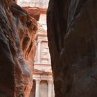 Durchblick auf das Schatzhaus in Petra