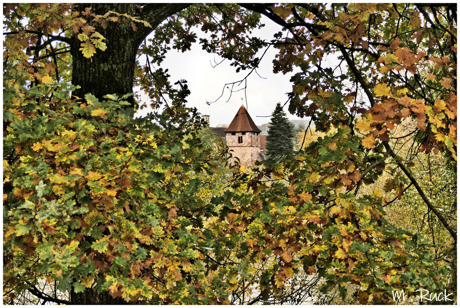 Durchblick auf dass Wehrkirchlein in Eichel 