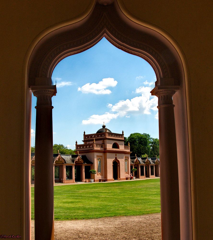 Durchblick auf dem Moschee-Gelände in Schwetzingen.