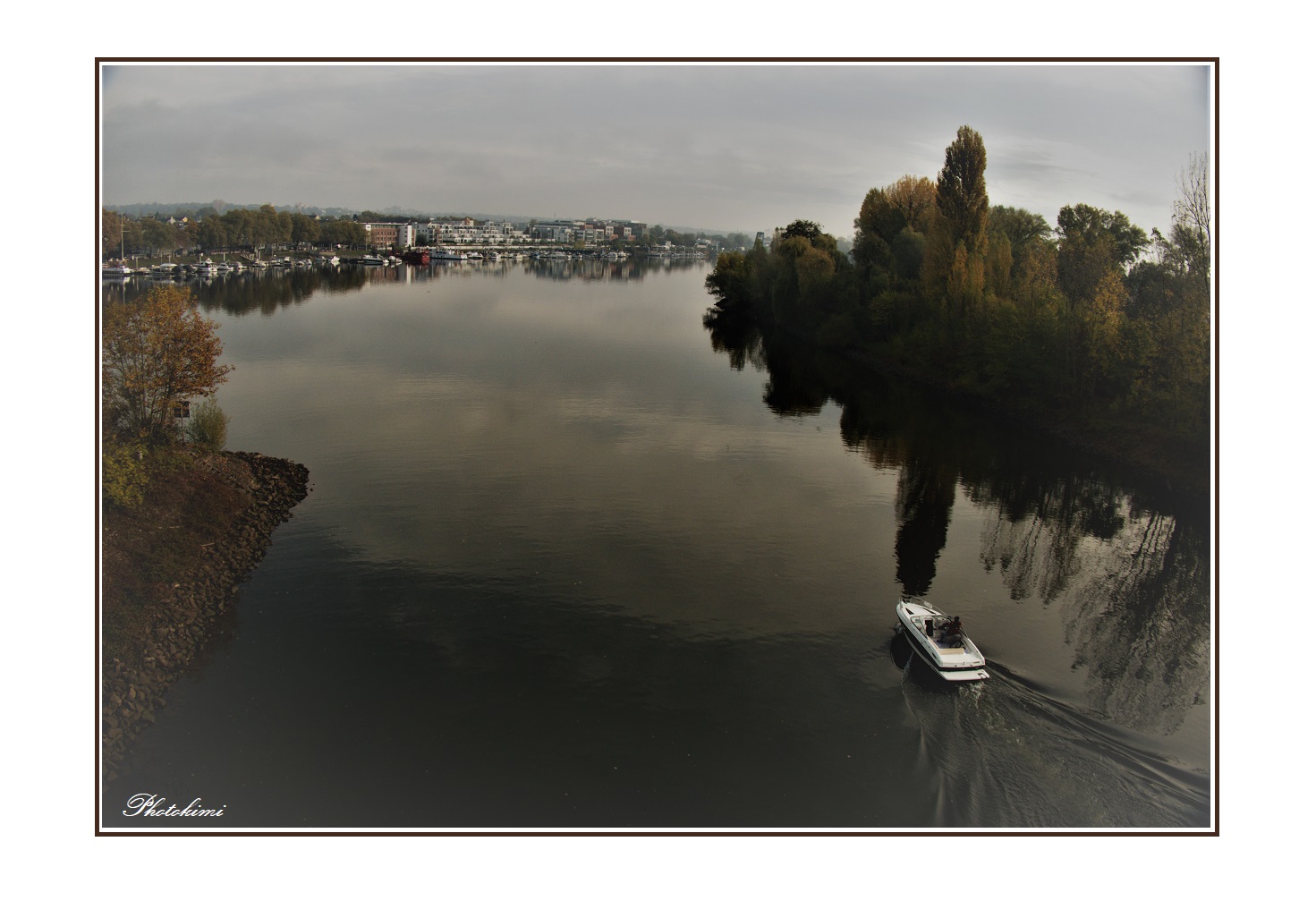 Durchblick auf dem Schiersteiner Bootshafen