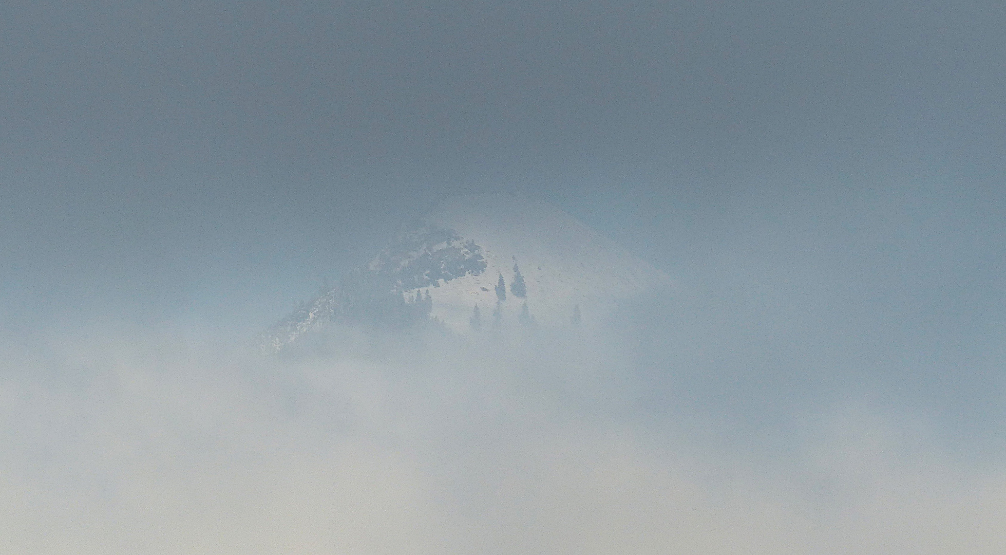 Durchblick auf den Berggipfel