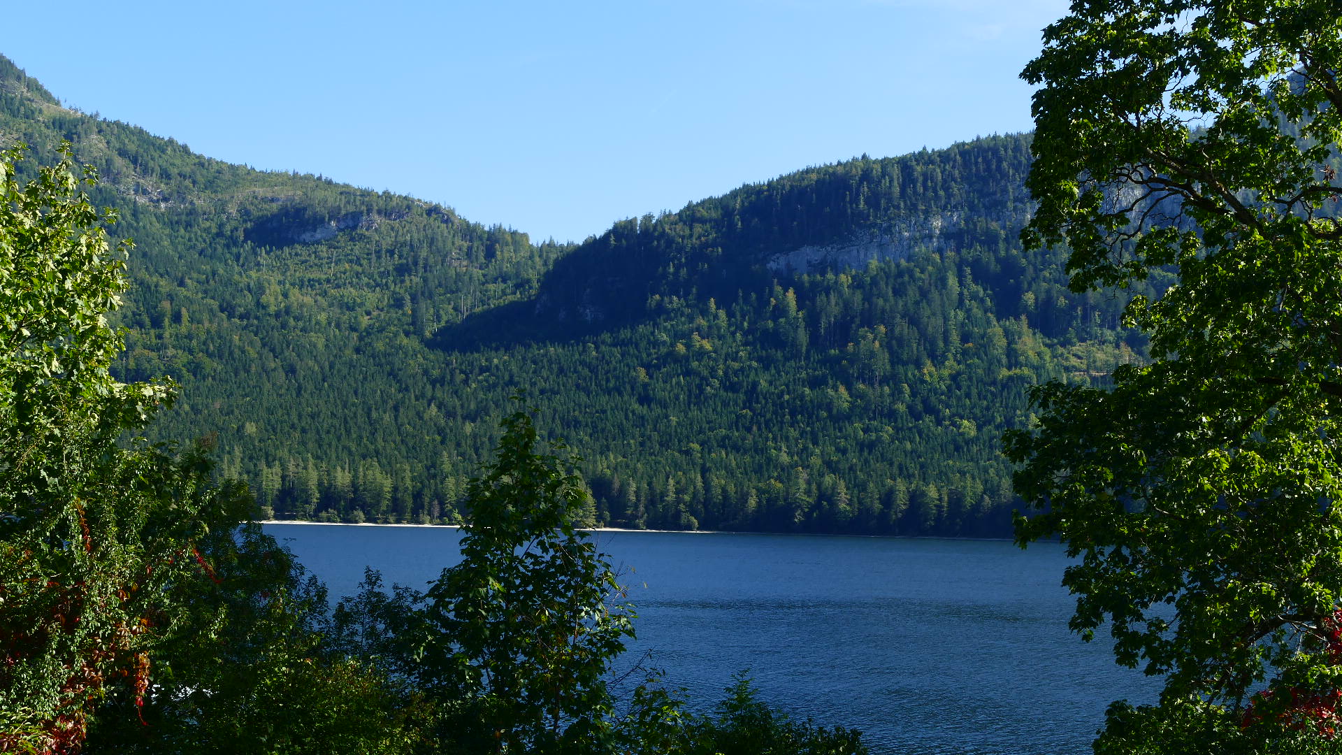 Durchblick auf den blauen See