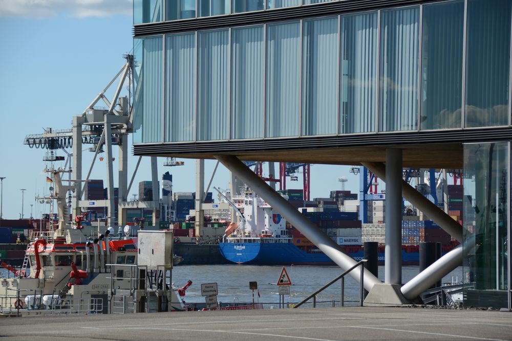 Durchblick auf den Hamburger Hafen