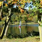 Durchblick auf den herbstlichen See