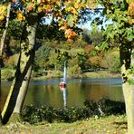 Durchblick auf den herbstlichen See