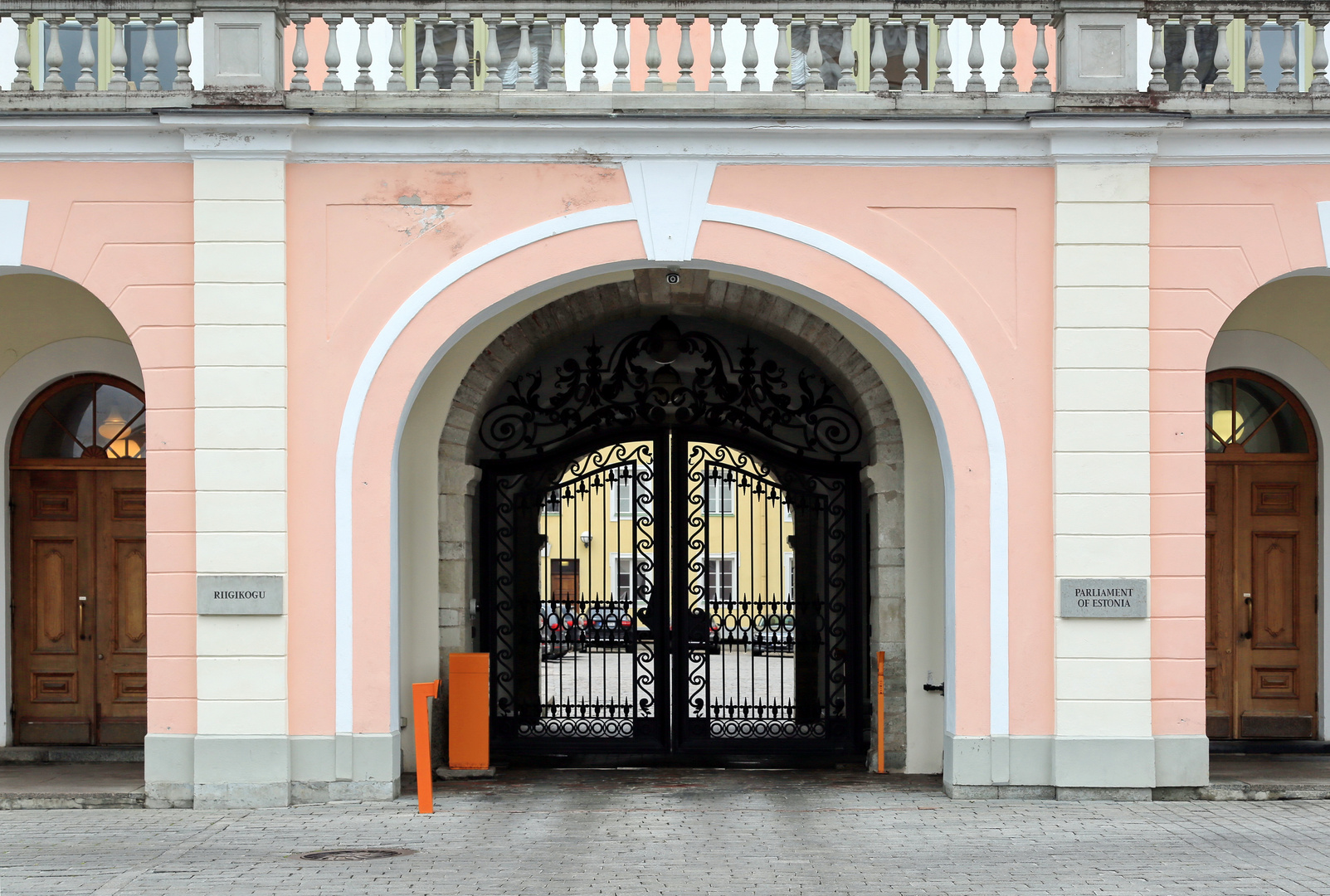 Durchblick auf den Hof des Parlaments von Estland