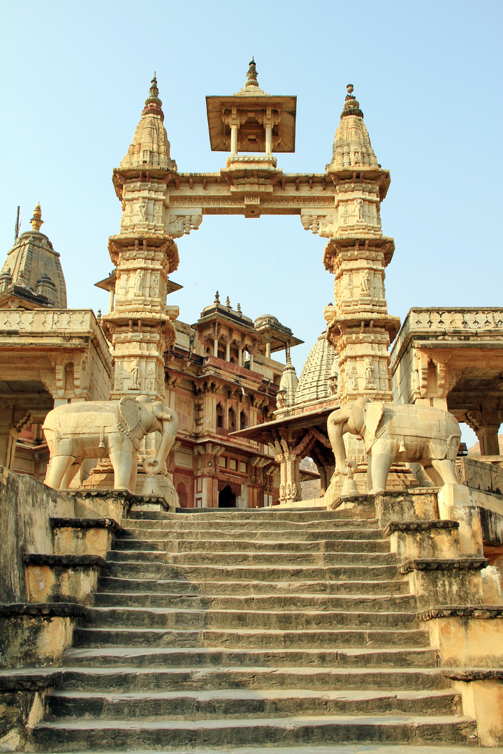 Durchblick  auf den Jagat Shiromani Tempel in Amber, Rajasthan, Indien.