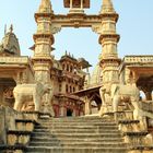 Durchblick  auf den Jagat Shiromani Tempel in Amber, Rajasthan, Indien.