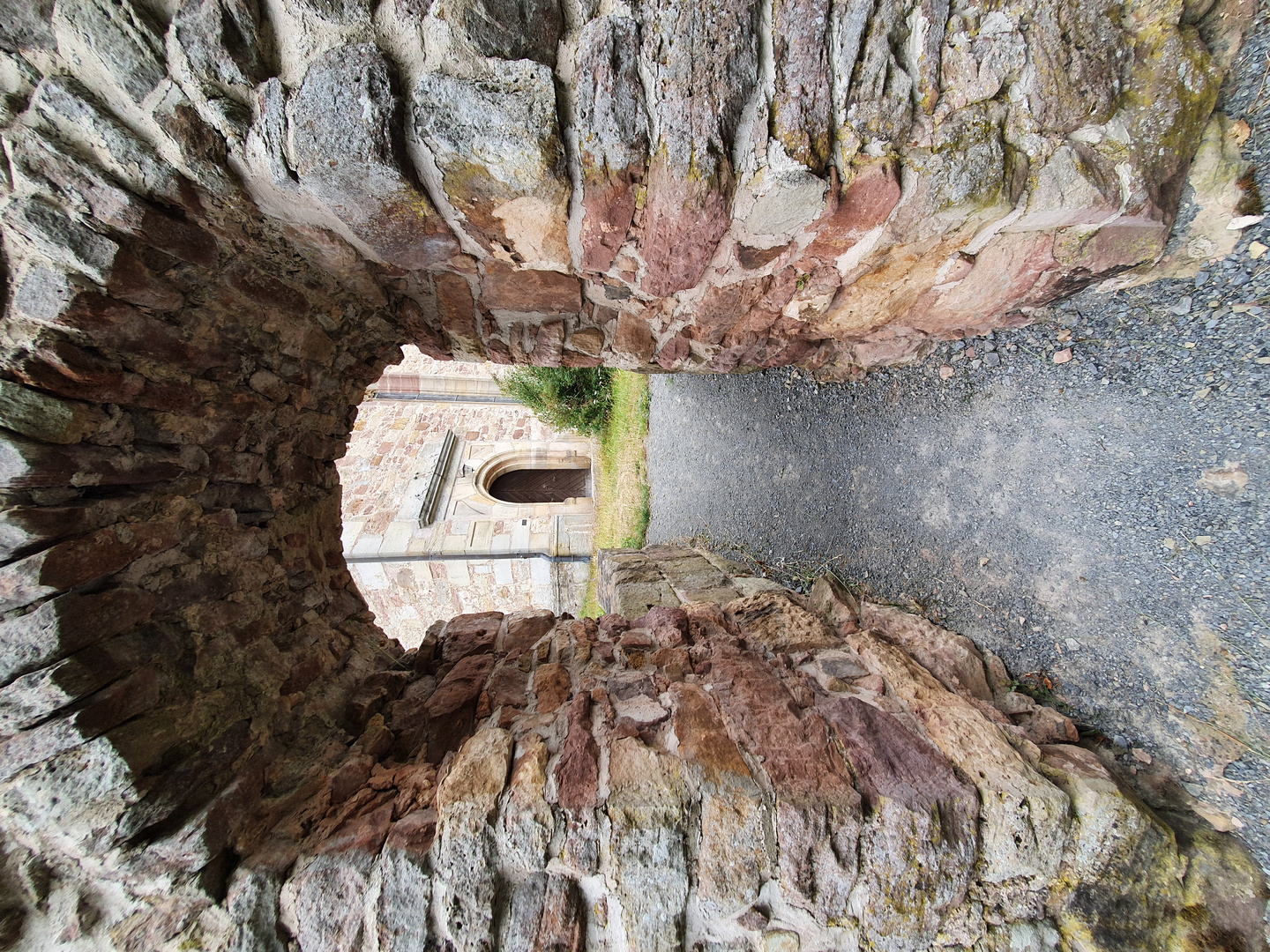 Durchblick auf den Kircheneingang