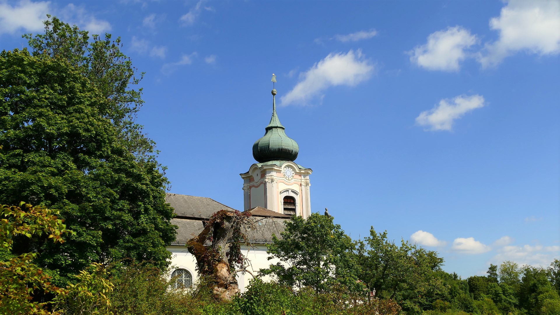 Durchblick auf den Kirchturm 