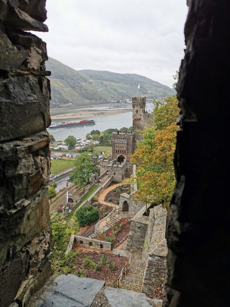 Durchblick auf den Rhein auf Burg Reichenstein