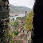 Durchblick auf den Rhein auf Burg Reichenstein